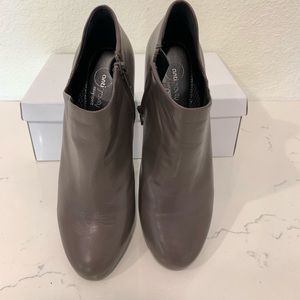 Easy Spirit Anti Gravity Ankle bootie. WMS